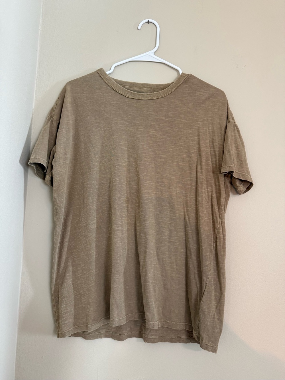 Chelsea DeBoer Classic Crewneck Women’s Distressed T‑Shirt in Light Khaki